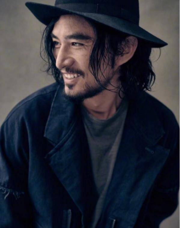 王传君担任张晓晨伴郎,留长发蓄络腮胡,帅到认不出!_角色_造型_感觉