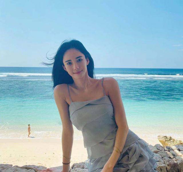 网红一姐潘南奎酒吧热舞捞金,颜值惊艳身材好,获众人拥簇排场大_肖战