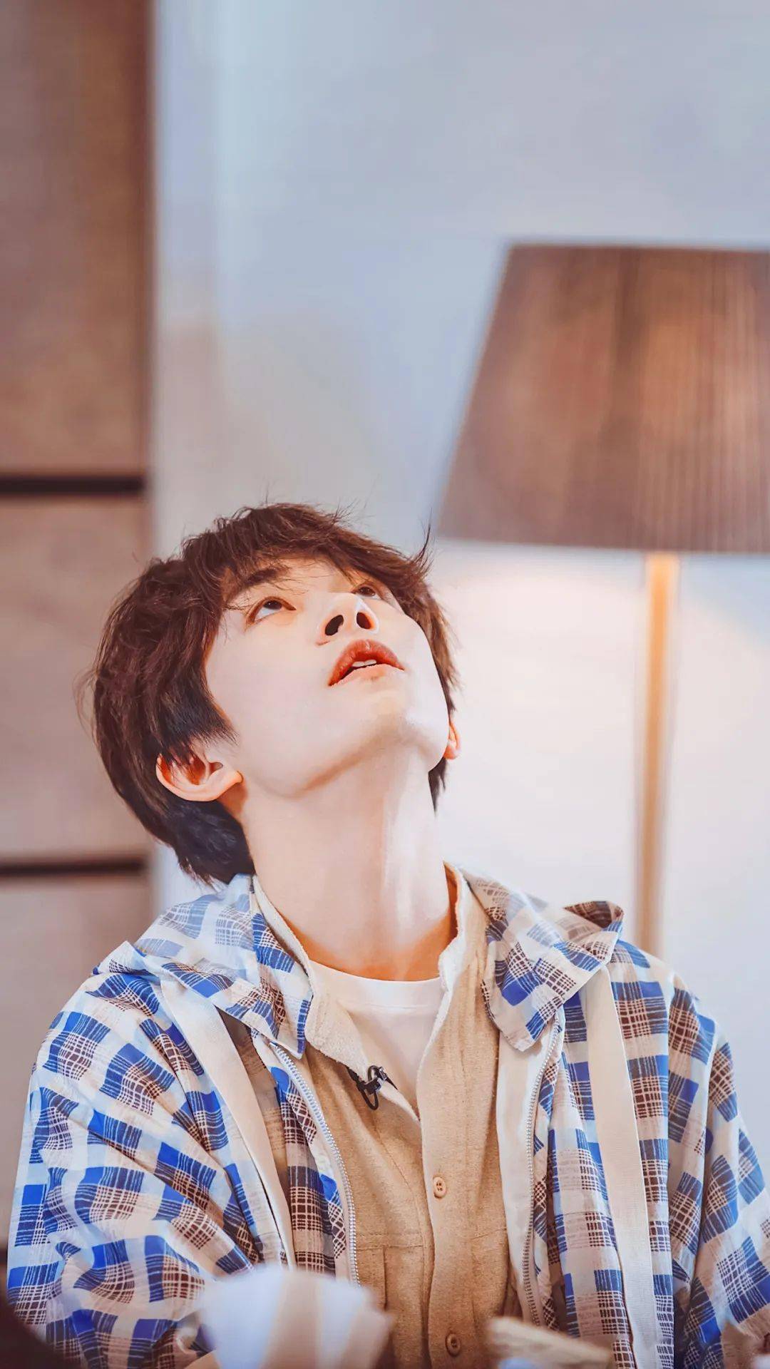 来品一品易烊千玺的绝美下颚线!_角度_线条