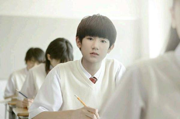 2011时,王源还是重庆大江小学一名普通的学生,他个头不高,圆圆的脸,在