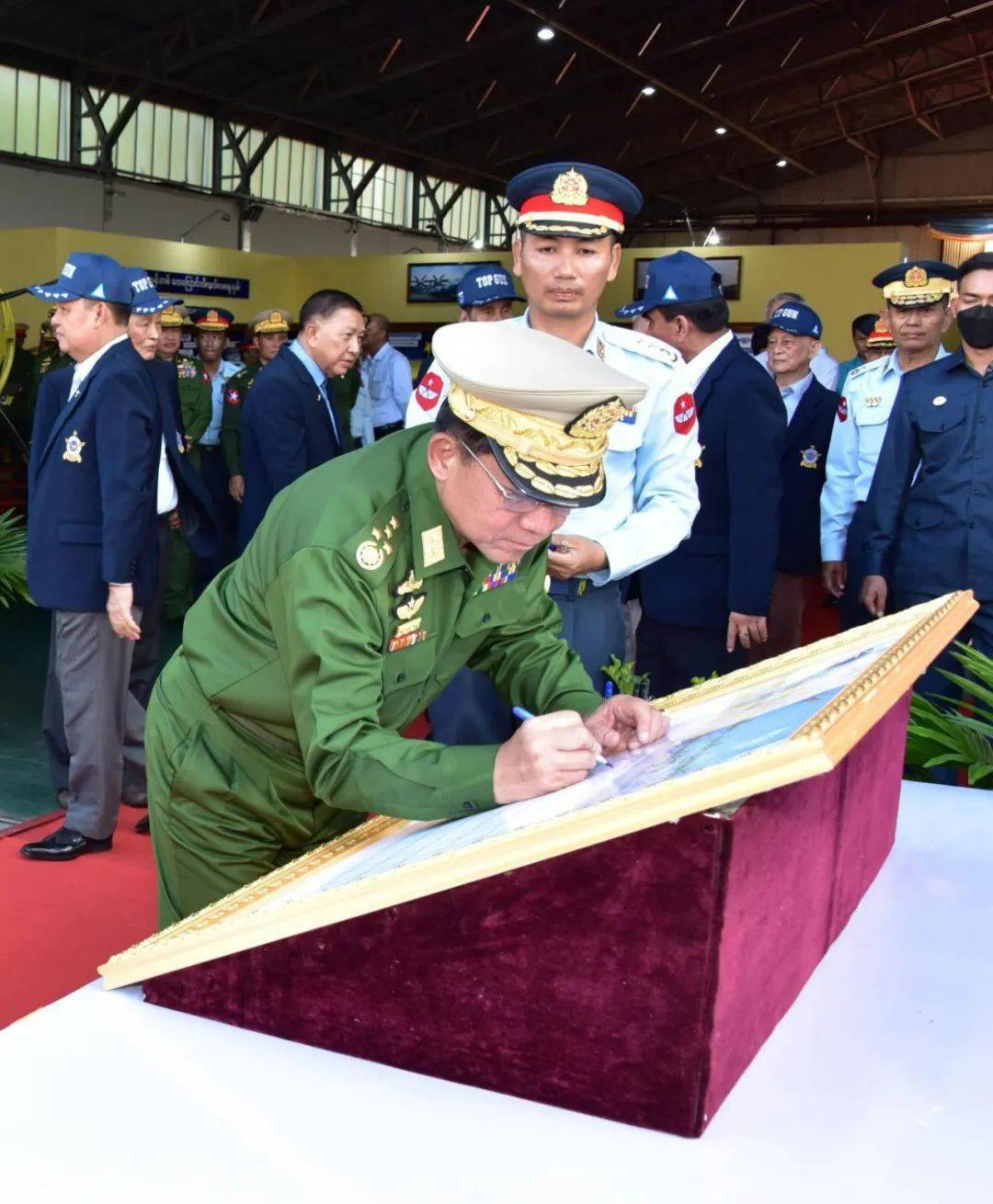 缅军总司令敏昂莱大将出席缅甸空军钻石禧年庆典及新装备入役仪式