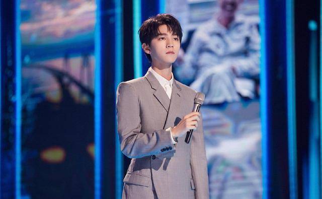 王俊凯演唱《少年》,表情管理成亮点,网友感慨:有敏涛姐那味了_林鸣