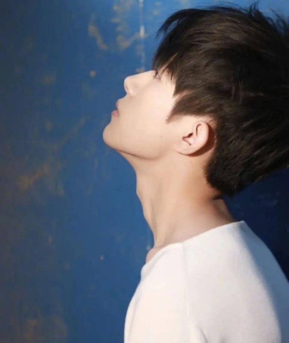 来品一品易烊千玺的绝美下颚线!_角度_线条