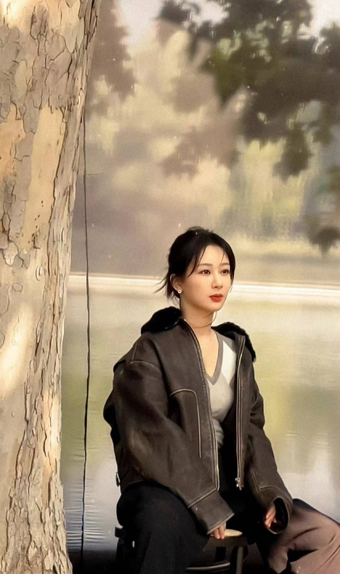 杨紫穿皮毛一体外套配阔腿裤拍油画风写真,简约高级,大方惬意_黑色