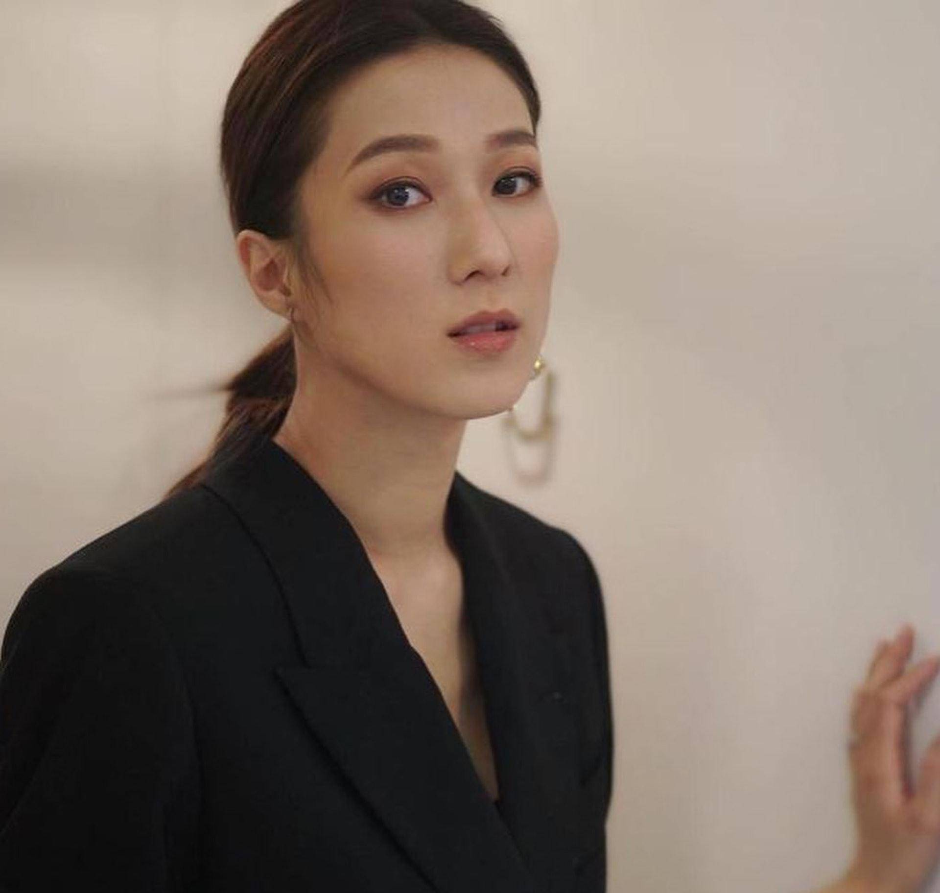 前tvb花旦钟嘉欣与十年忠粉叙旧,谈辛酸经历感触落泪_queenie_剧集