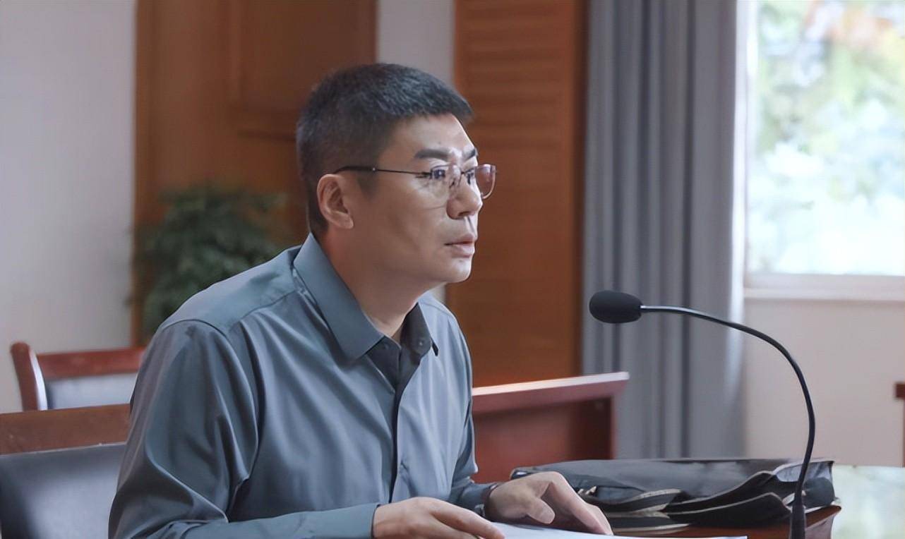 在大会上正儿八经的向县长申请10台电脑的戏份相信大家都看了吧?