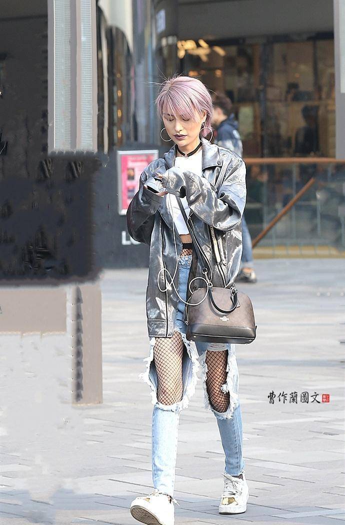 街拍:穿黑丝,这些美女偏爱渔网袜_黑色_牛仔裤_结构