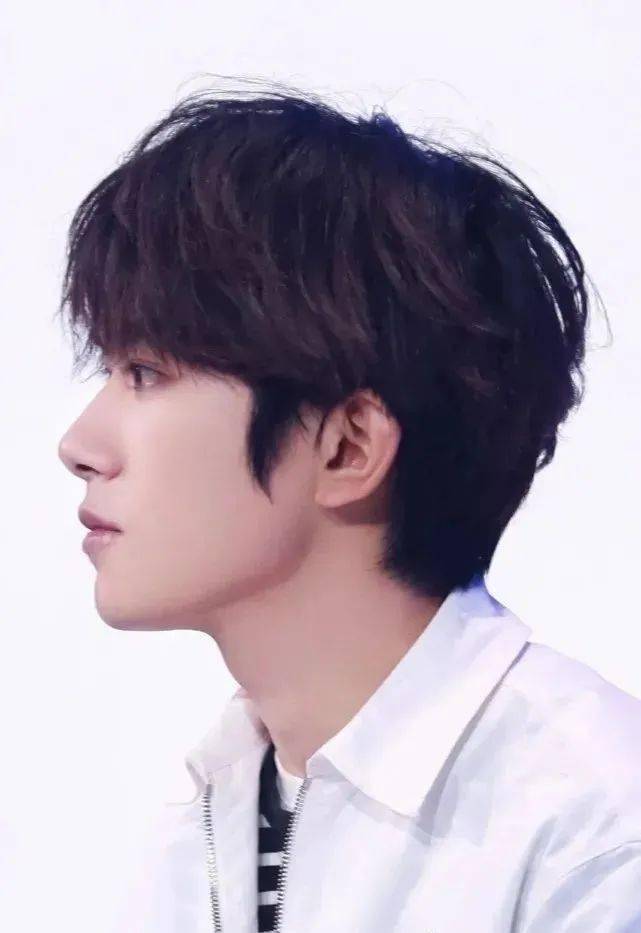 来品一品易烊千玺的绝美下颚线!_角度_线条