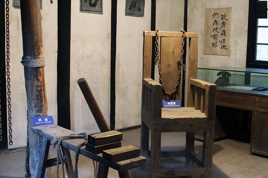 下令特务对她施以各种酷刑——老虎凳,吊索,带刺的钢鞭,撬杠,电刑