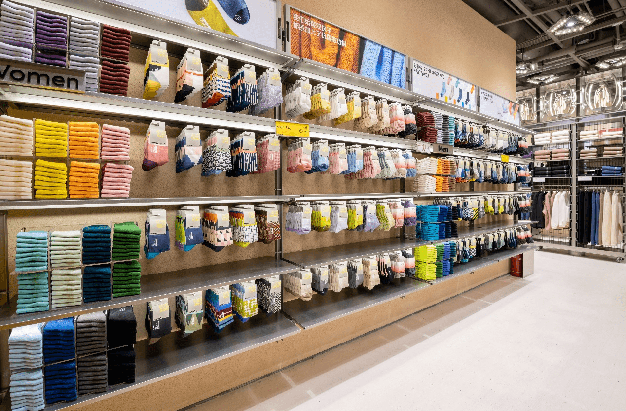 的圣诞树上"结"满了限量圣诞主题盲盒袜,搭配上店内色彩斑斓的袜子墙