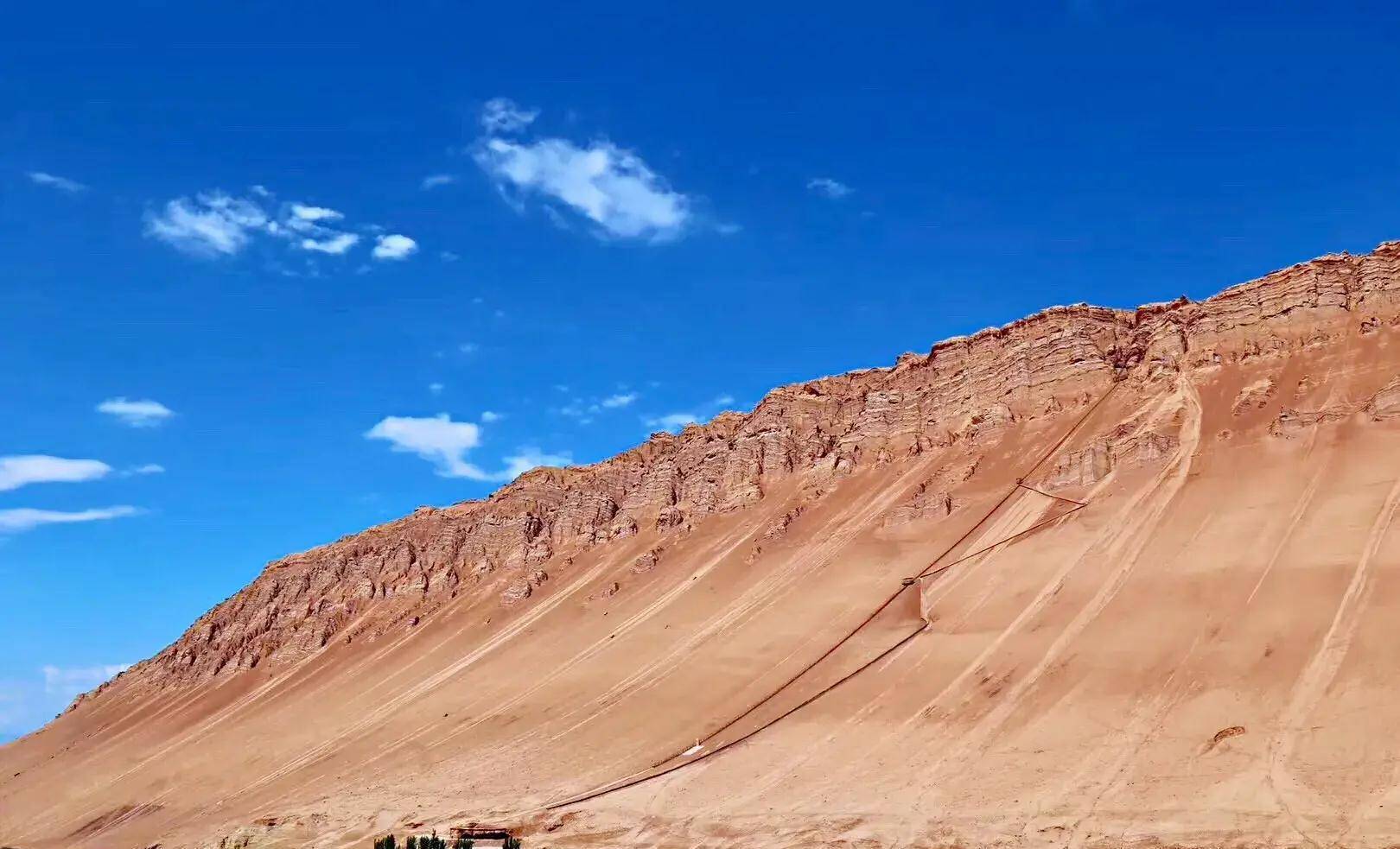 新疆火焰山,中国最热的地方,真的可以在沙里烤鸡蛋吗