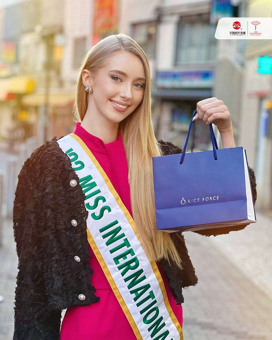 大赛前五名获奖佳丽留在东京,继续开展各项访问活动.