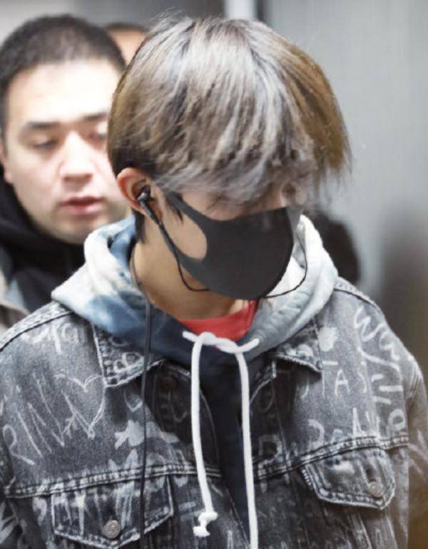 王源机场照,易烊千玺机场照,看见王俊凯:这才是真正的大佬!