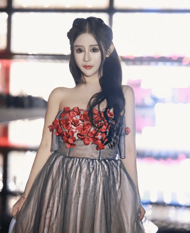 网红周楚娜蹭红毯失败,被阻于门外进不去,只能在门口拍美照炫耀_美娜