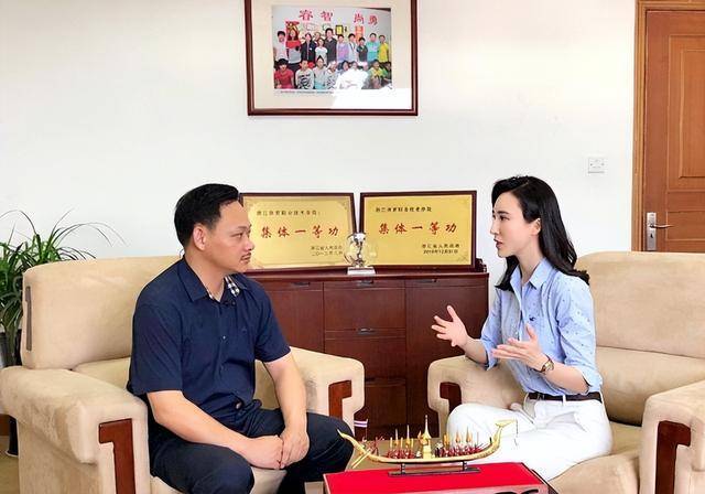 奥运举重冠军占旭刚:退役后迎娶初恋空姐,今48岁官至副厅级_训练_比赛