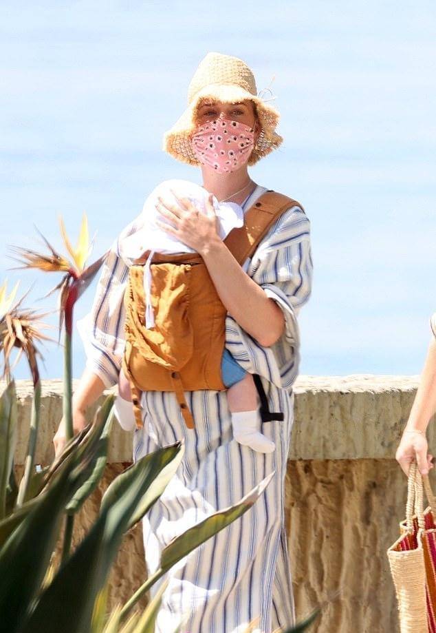 水果姐精灵王子海边带娃,小腹凸出产后难恢复,女儿首露面萌翻天