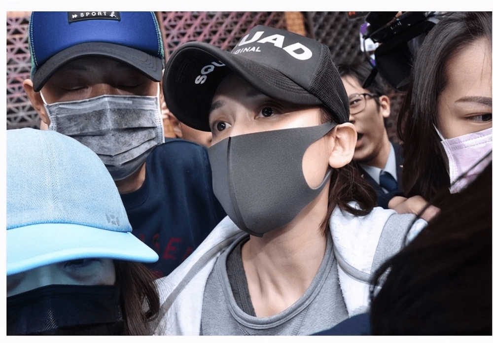 陈乔恩与男友豪饮,室内吸烟做自己,手法娴熟似老烟枪_艾伦_节目_一手