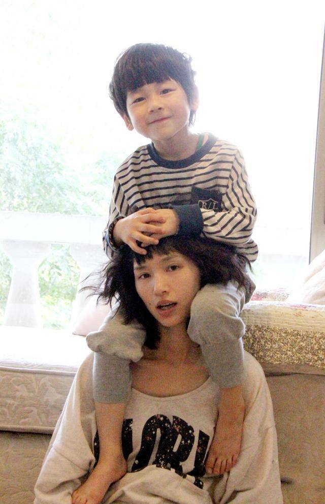 任天野的妻子与儿子2022年,任天野50岁了,与美女演员朱荔莘早已结婚