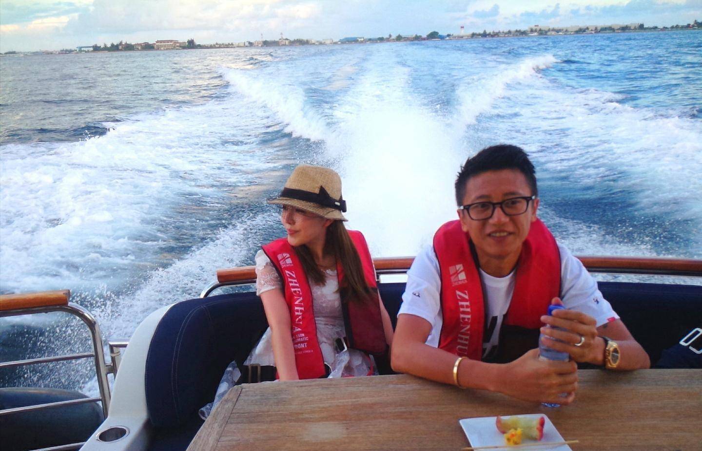 嫁入豪门网上卖飞机成为人生赢家_唐笑_价格_网友