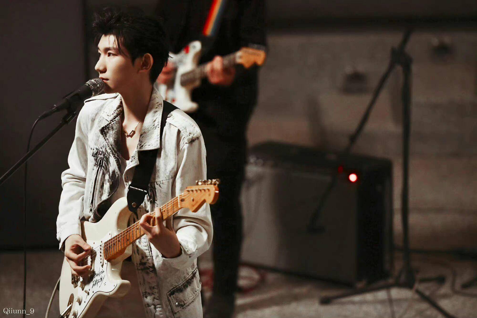 王源晒弹吉他侧颜照,文案里悄咪咪和粉丝battle"弹一弹"小游戏_罗伊