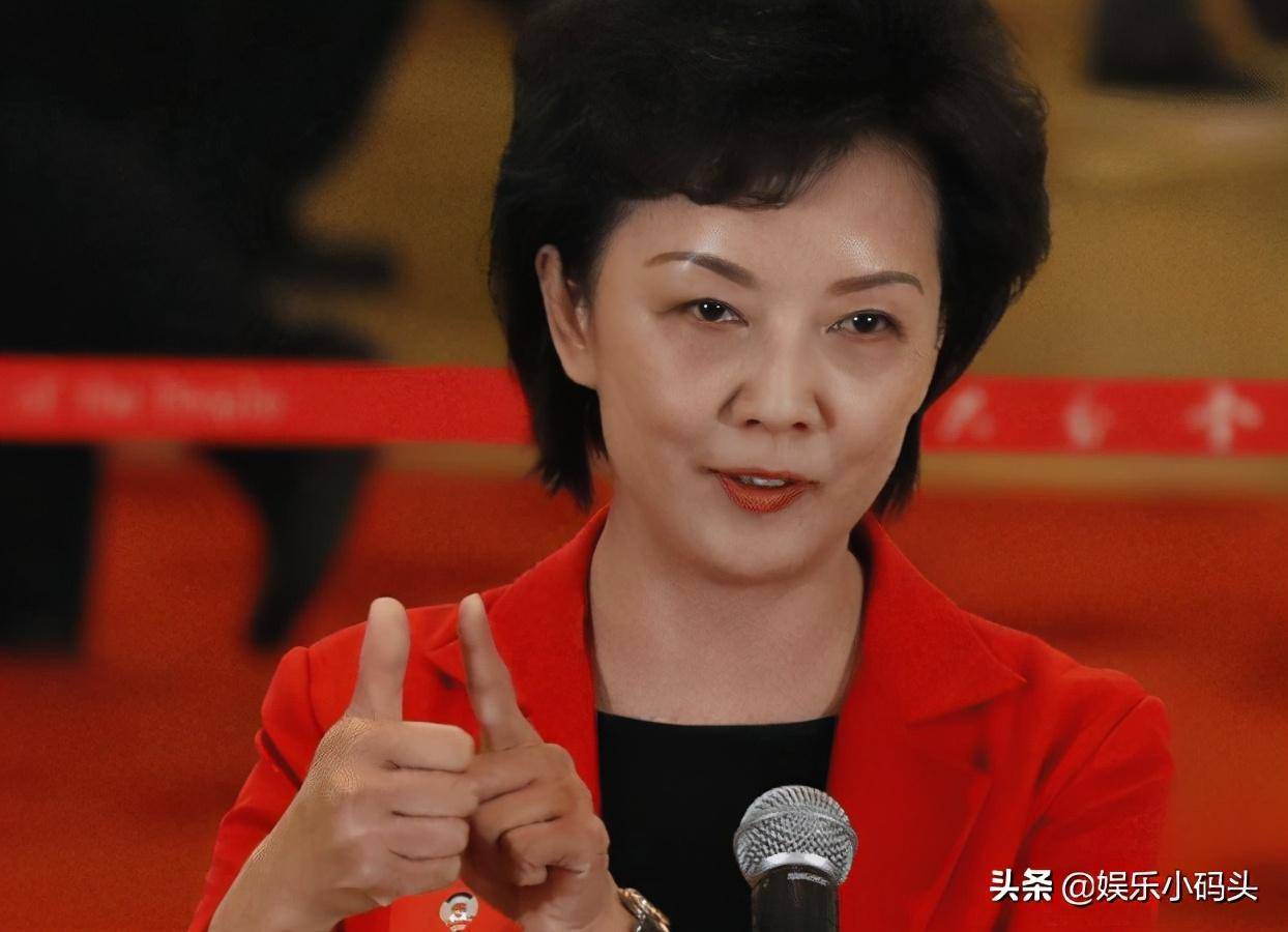 电视手语主播周晔,出镜25年没说一句话,很想给朱广权一巴掌_广大观众