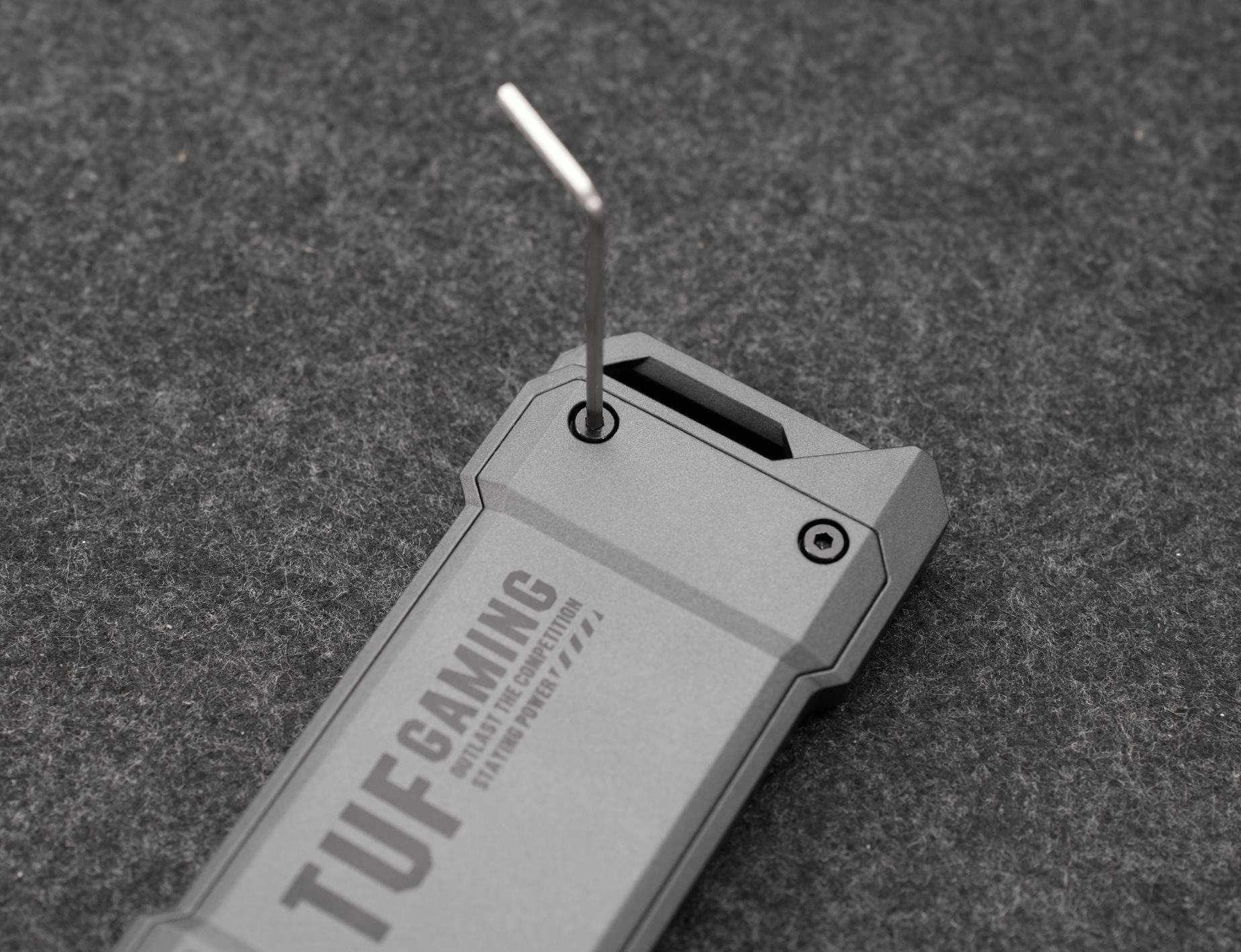 华硕TUF铠甲移动硬盘盒测评：三防BUFF附体的M.2硬盘盒体验如何？