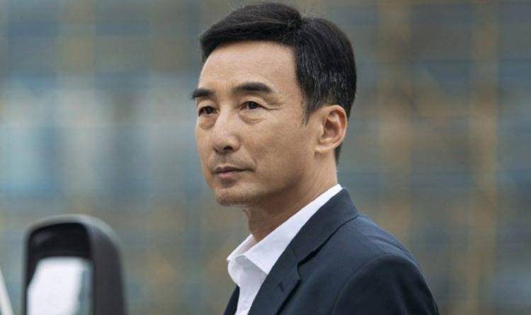 这位在《暴风眼》中为杨幂作配的老演员施京明,听到他的名字可能有点