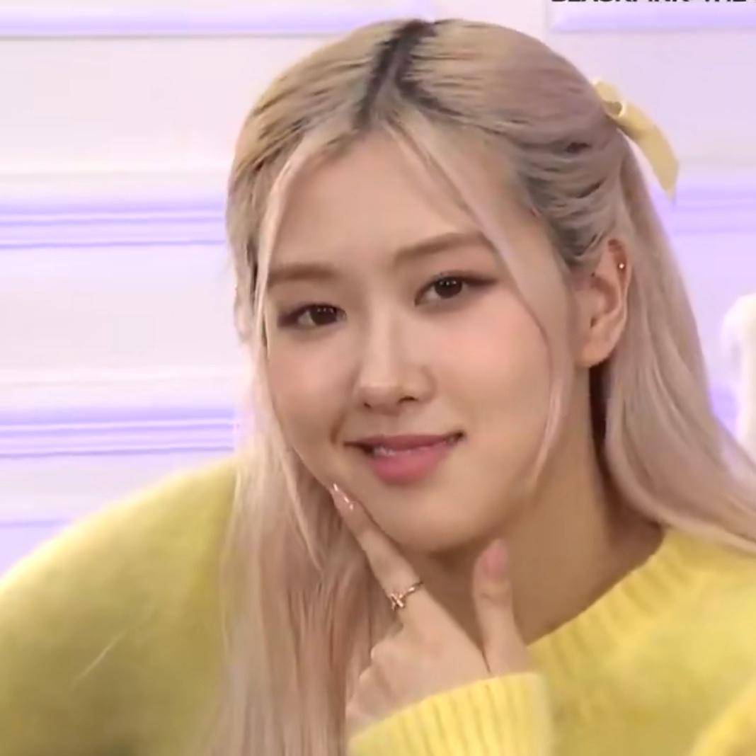 rose出镜中依旧是综艺担当,让她用手势表现the show时,歪嘴笑很没偶像