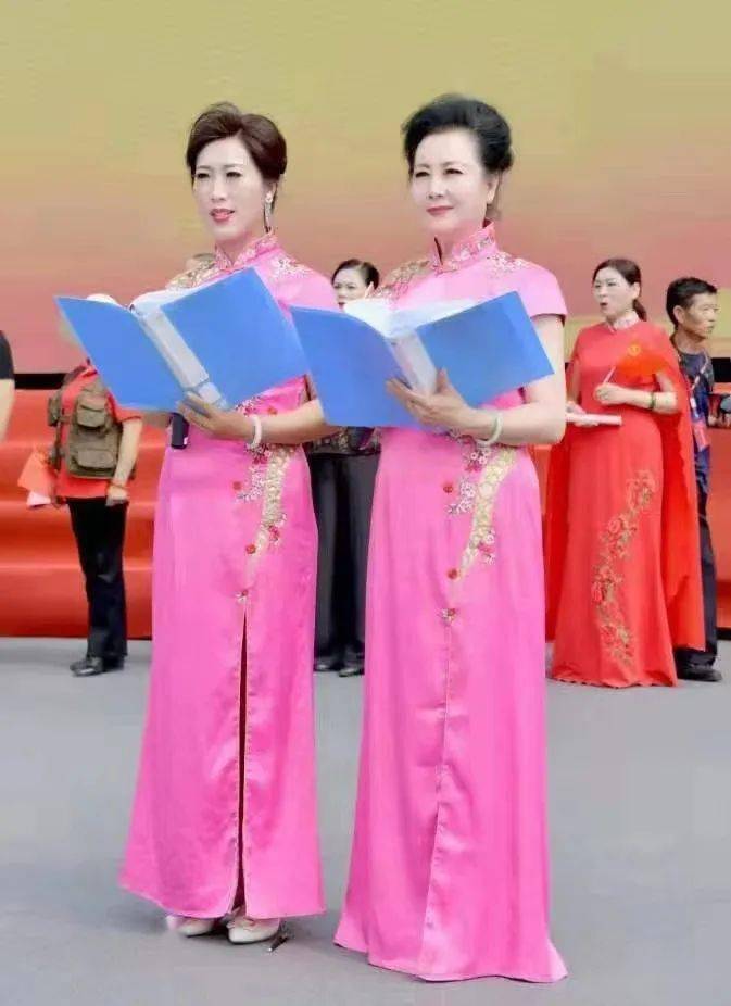 忻州第三届旗袍春晚参加志愿者活动朗诵排练十大魅力女性与丘兵老师在