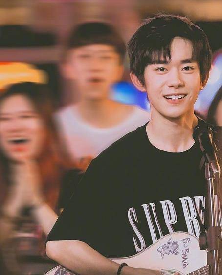 易烊千玺取消闭关,在大厅等车被粉丝偶遇,千玺主动搭话羡煞全网_网络