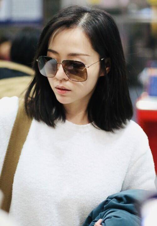 张靓颖短发披肩打扮随意 手捧玫瑰人比花娇_冬装_机场_茶色