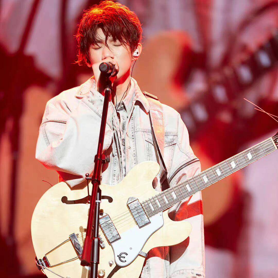 王源晒弹吉他侧颜照,文案里悄咪咪和粉丝battle"弹一弹"小游戏