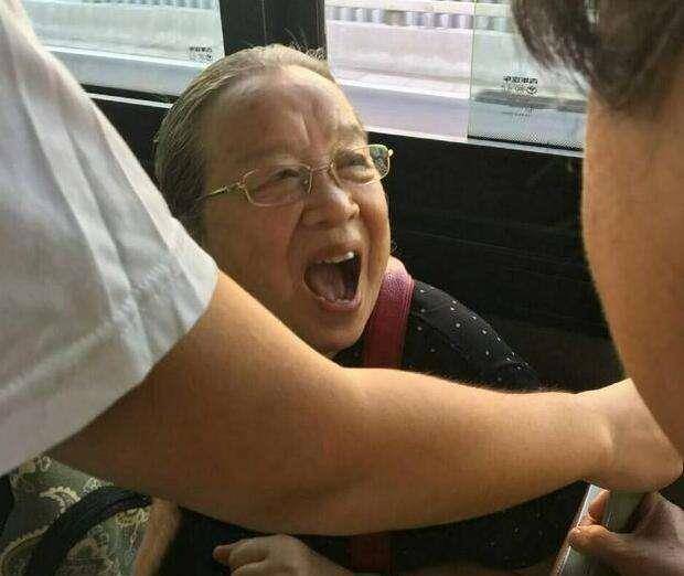 说到李明启在《还珠格格》中所扮演的容嬷嬷一角可以说是无数80后