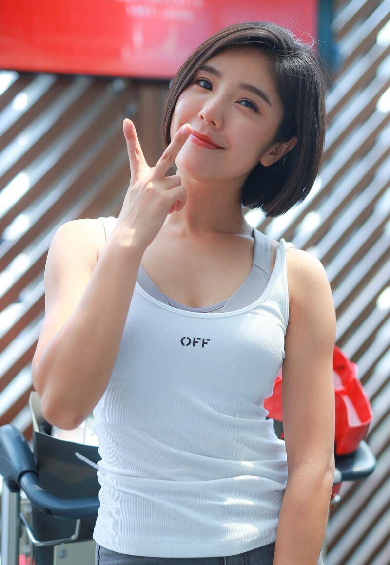 赵奕欢翻拍妈妈年轻时的旧照,通过翻拍妈妈旧照的方式致敬母亲