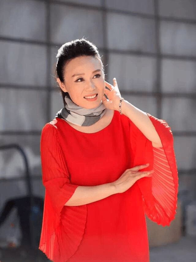 60岁吴琼近照引争议，化夸张浓妆扎少女辫，被指脖子暴露真实年龄！_黄梅_画面_造型