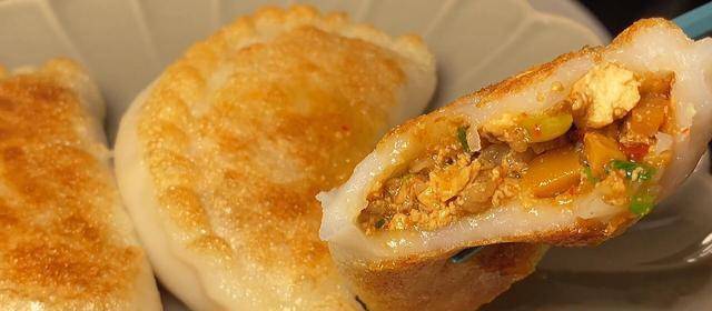 包上馅料可煎可蒸,孩子放学天天吵着要吃,香;酱粿是衢州一道特色小吃