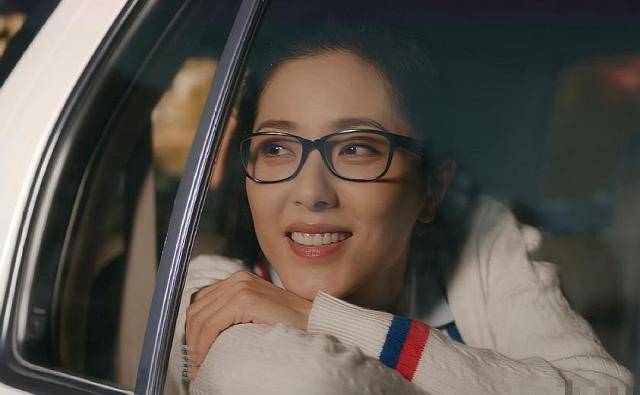 在远方:43岁女3号成功抢镜,导演给其配副眼镜依遮不住她的美丽_曾黎