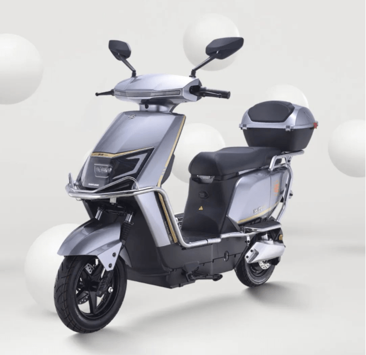 看出,该车定位是跑得远,车辆搭载宗申对标雅迪ttfar增程系统的xmart2