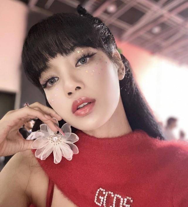 粉墨lisa晒美照,新画报流出,港风小白裙清纯,蝴蝶结露脐装好看_造型