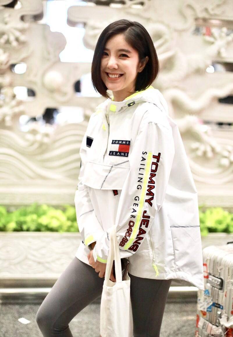 赵奕欢翻拍妈妈年轻时的旧照,通过翻拍妈妈旧照的方式致敬母亲