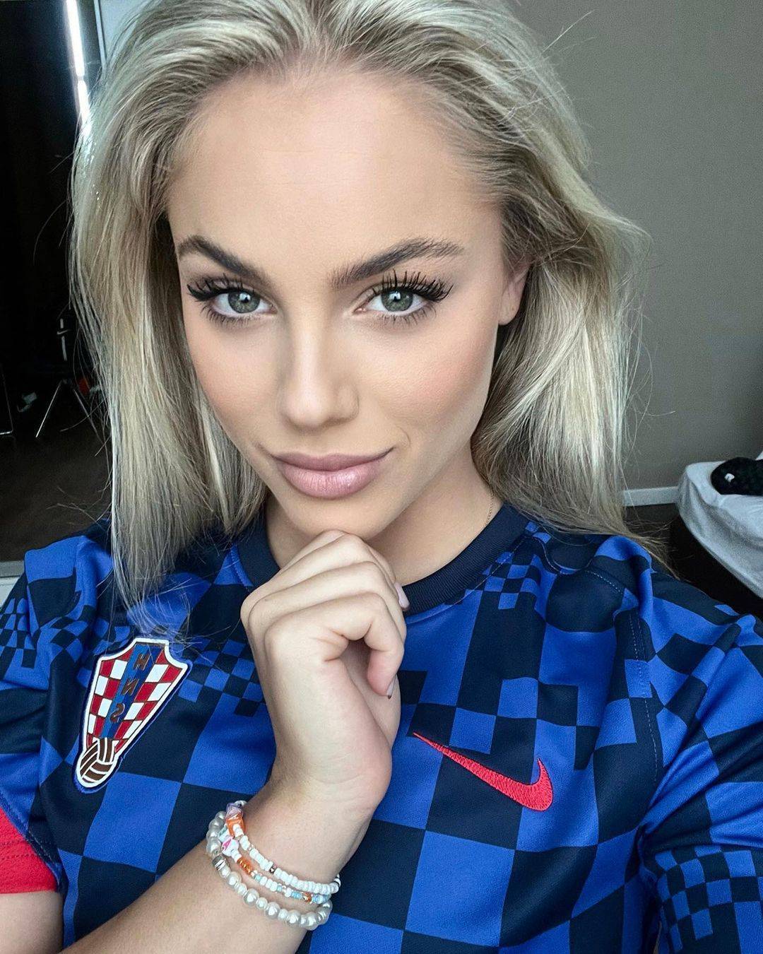 最美女足球员穿克罗地亚球衣为球队加油,内马尔点赞遭球迷调侃