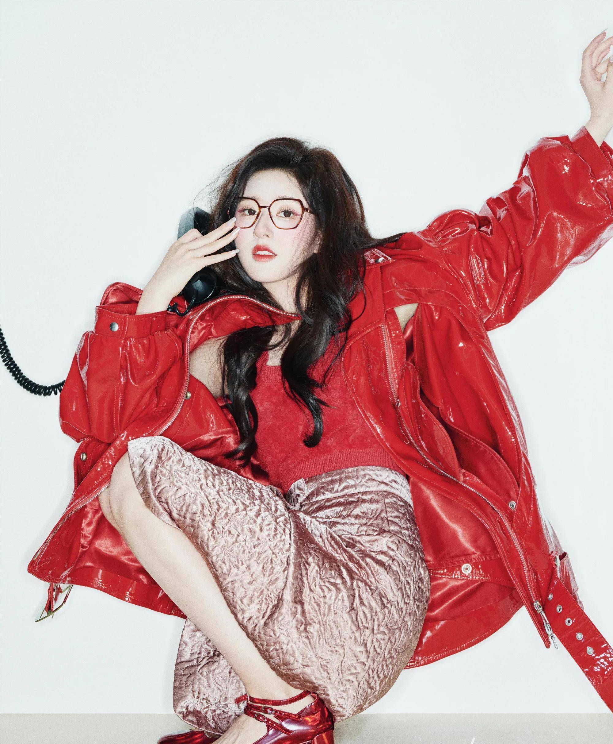 赵露思甜辣氛围感大片,穿白色抹胸吊带又纯又欲,红皮衣张扬热烈_一身