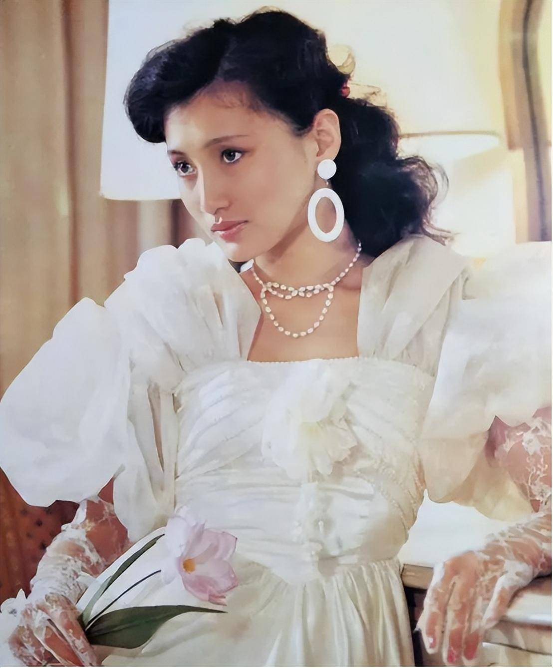 林芳兵:因出演杨贵妃成名,被623封情书拿下,如今57岁依旧美丽_李凌