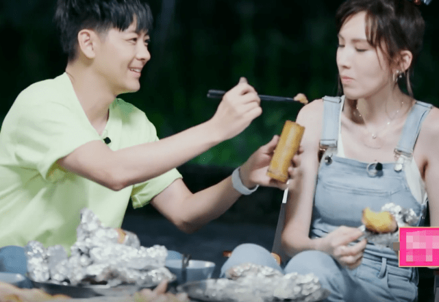 林志颖主动喂老婆吃糯米饭,陈若仪扭捏不吃,一旁婆婆看不下去了_爸爸