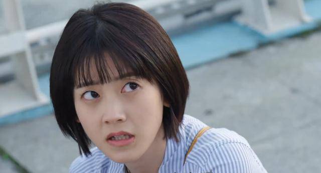 平时懒散,上班第一天刚好碰到了偷狗贼,也迟到了王艺哲饰演的章苗苗