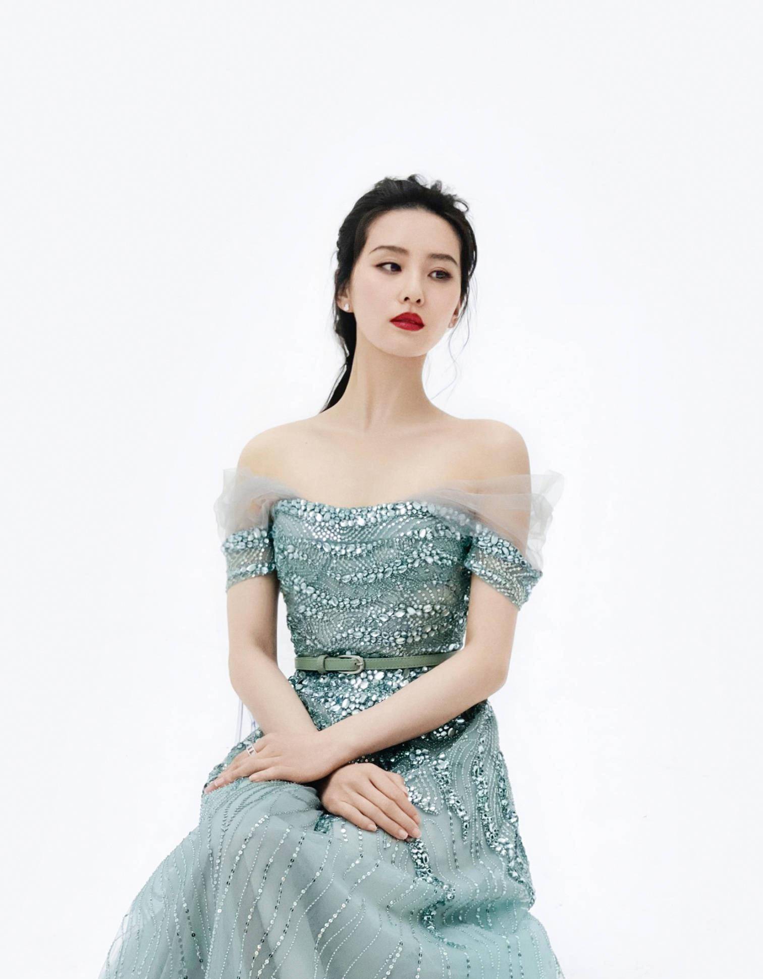 刘诗诗穿晚礼服享受下午茶,秀出窄肩薄背,这坐姿也是很性感_颜色_的