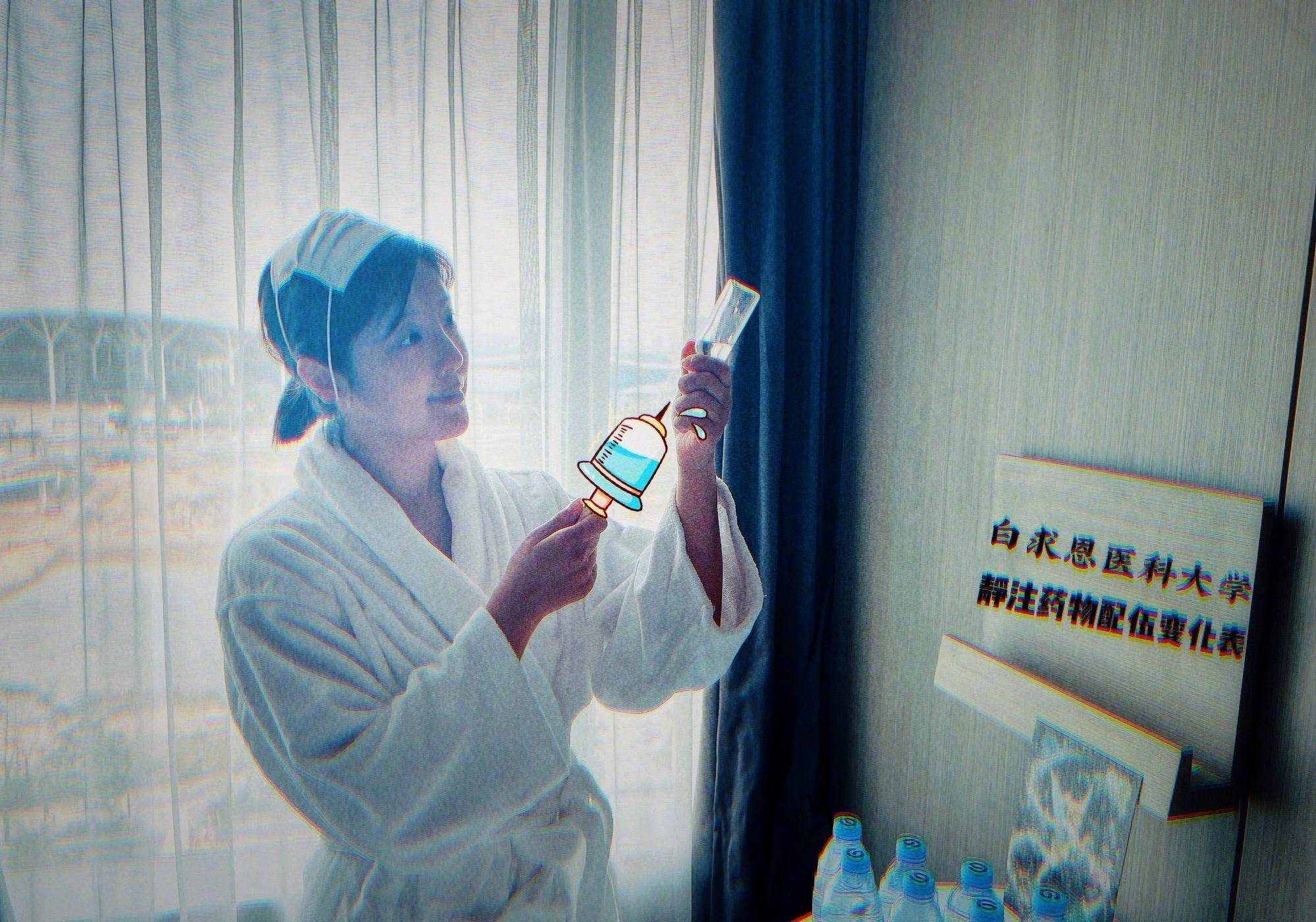 赵奕欢翻拍妈妈年轻时的旧照,通过翻拍妈妈旧照的方式