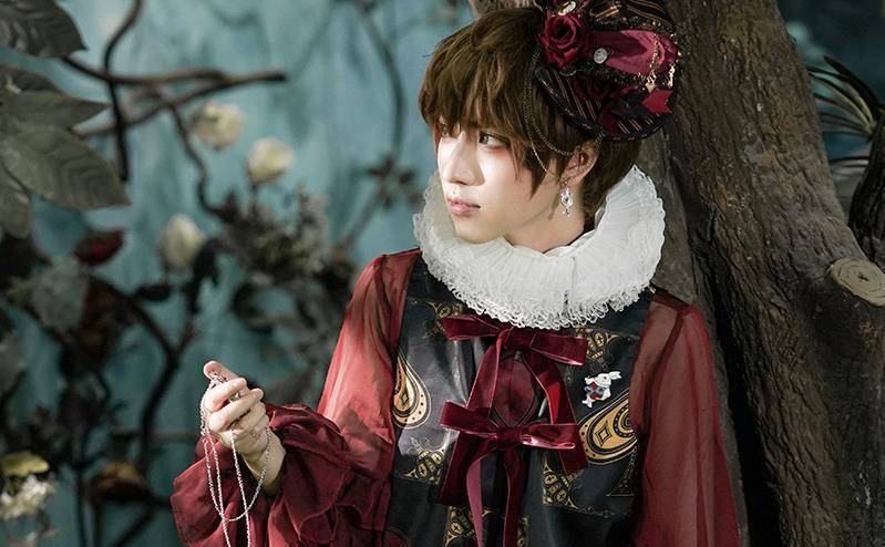 王子装具有霸气的男子风范,同时也不丢失洛丽塔风格应有的优雅贵气