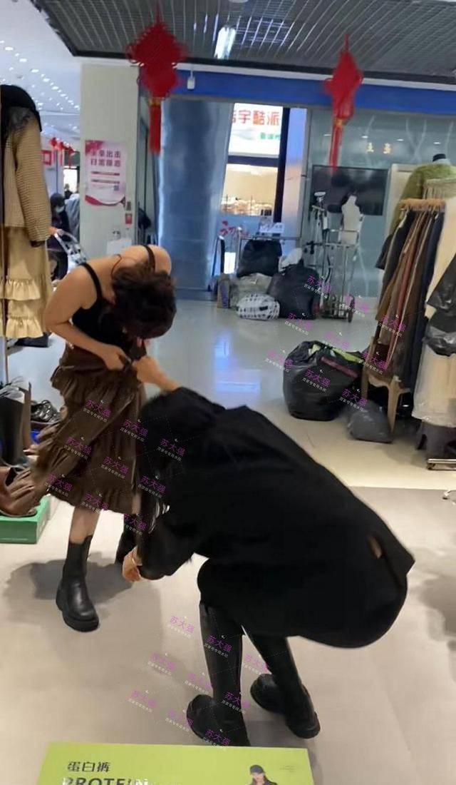 深圳女子商场遇小三,扯对方身上衣物怒吼:把我老公钱买得脱下来_女人