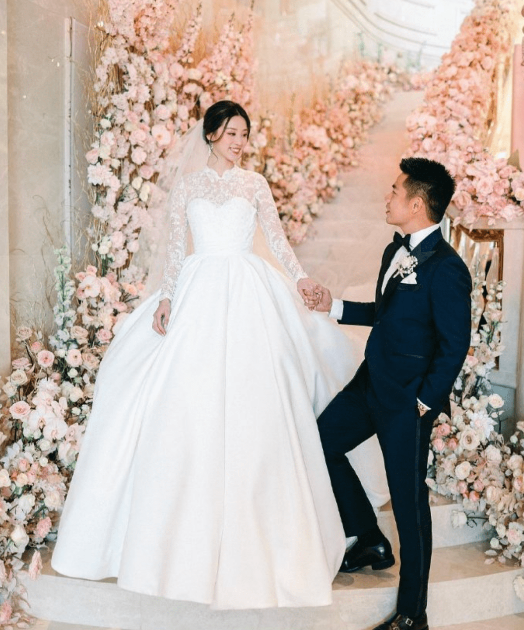 事实上在婚礼接亲当日,场面就已经很隆重了.